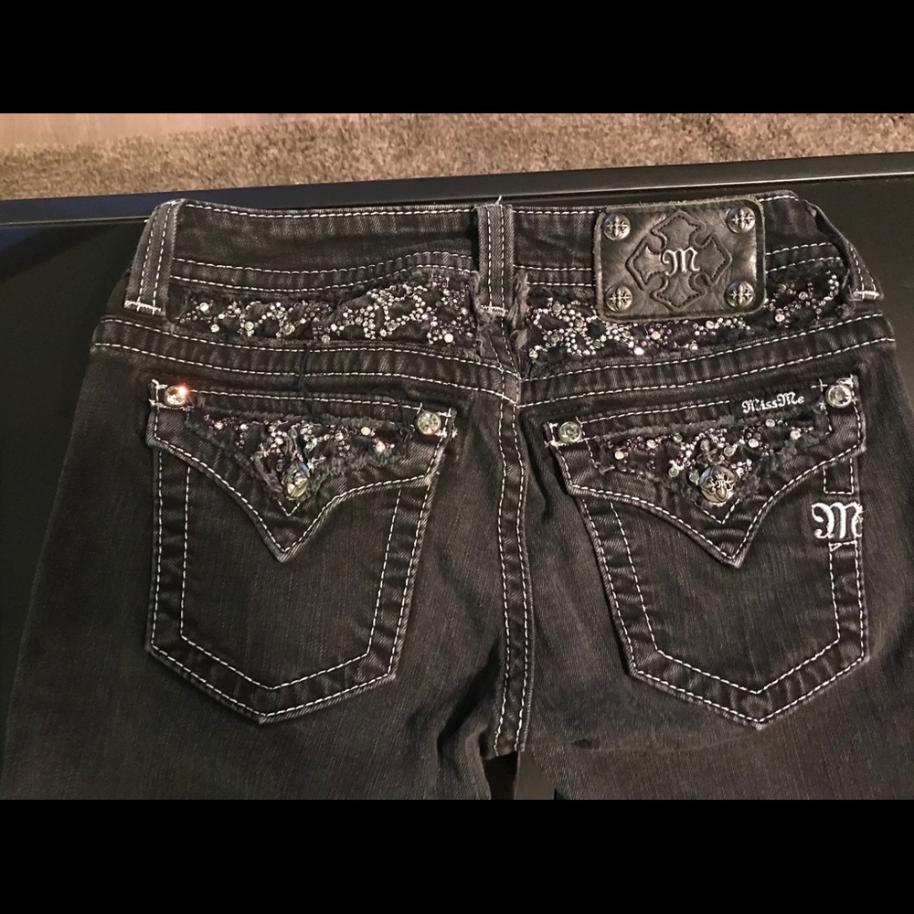 Size 27 black skinny Miss me jeans. Inseam 33.